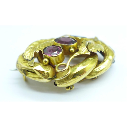 1103 - A Victorian yellow metal set three stone amethyst brooch, a/f, 8.1g