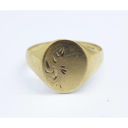 1111 - A 9ct gold signet ring, 2.6g, T