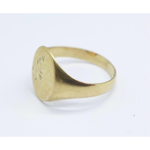 1111 - A 9ct gold signet ring, 2.6g, T