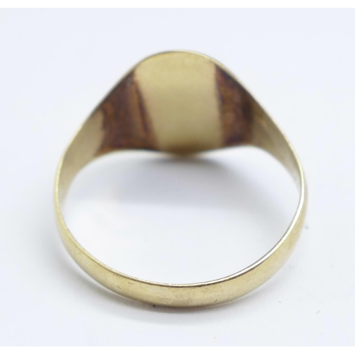 1111 - A 9ct gold signet ring, 2.6g, T