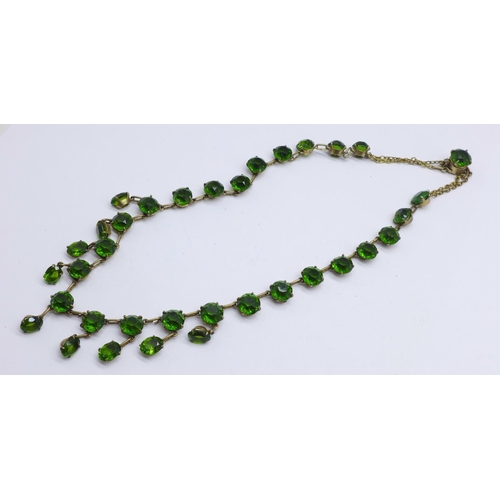 1121 - A .800 silver necklace set with green stones