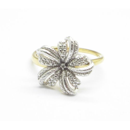 1132 - A silver gilt flower ring with diamond accent, O