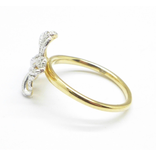 1132 - A silver gilt flower ring with diamond accent, O