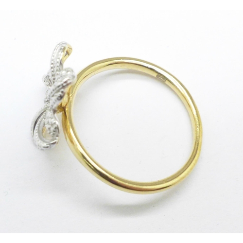 1132 - A silver gilt flower ring with diamond accent, O