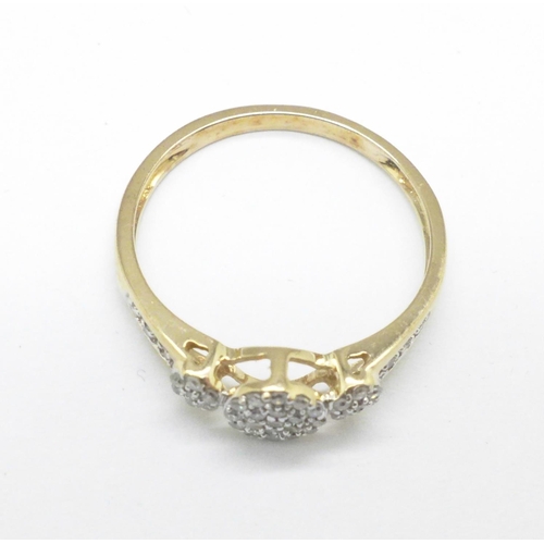 1135 - A diamond cluster ring with diamond shoulders, O/P