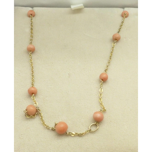 1142 - A 9ct gold and coral necklace, 3.1g