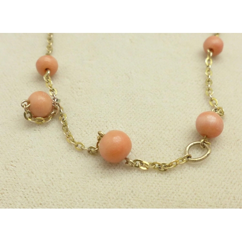 1142 - A 9ct gold and coral necklace, 3.1g