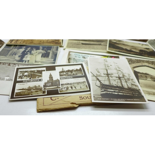 621 - A collection of early to mid 20th Century postcards (53)