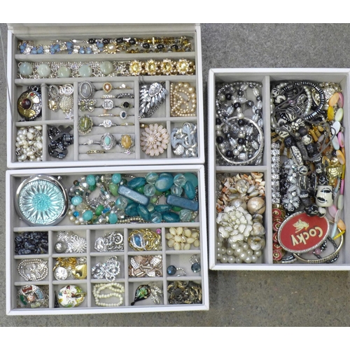 682 - A  Stackers jewellery box with costume jewellery