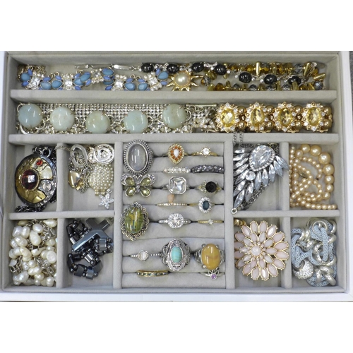 682 - A  Stackers jewellery box with costume jewellery