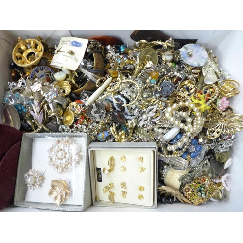 710 - A box of costume jewellery