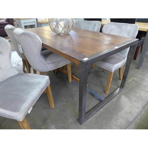 1327 - A Fire dining table