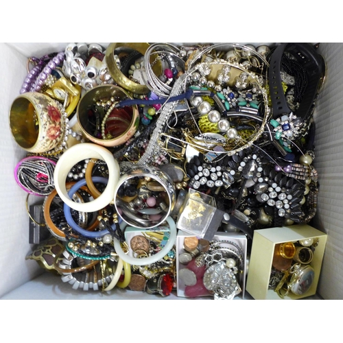 726 - A box of costume jewellery