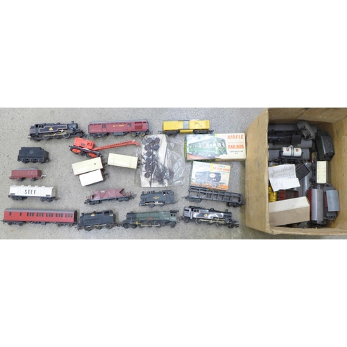 731 - A box of Hornby 00 gauge steam locomotives, wagons and carriages, including 47606, 82004, 746 and 46... 