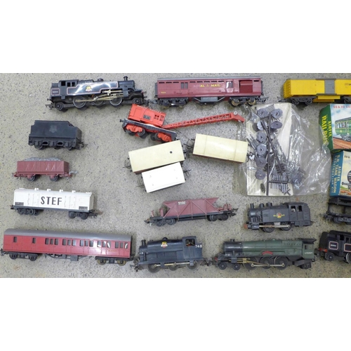 731 - A box of Hornby 00 gauge steam locomotives, wagons and carriages, including 47606, 82004, 746 and 46... 