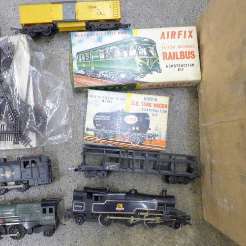 731 - A box of Hornby 00 gauge steam locomotives, wagons and carriages, including 47606, 82004, 746 and 46... 