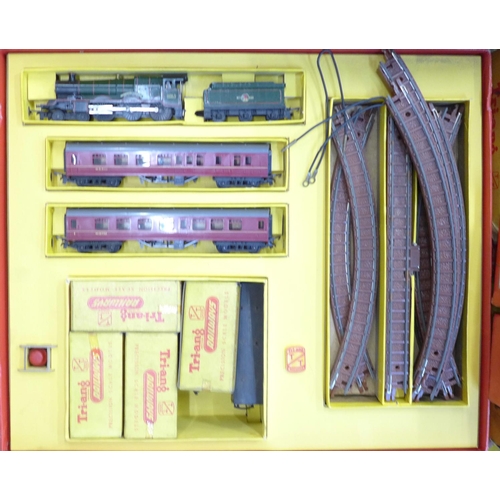 746 - A Tri-ang electric train set, boxed, a collection of Tri-ang rolling stock and track, and a Tri-ang ... 