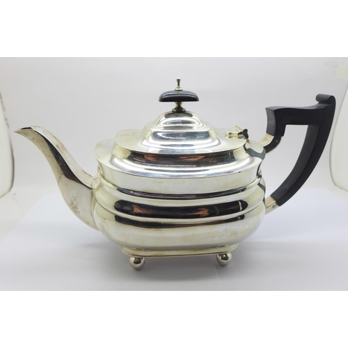 828 - A Mappin & Webb silver tea pot, Birmingham 1937, 714g