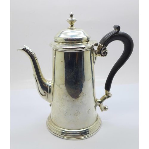 829 - A silver water pot, Sheffield 1912, handle loose, 309g