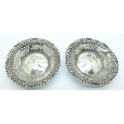 830 - A pair of pierced silver dishes, Chester 1896, 69g