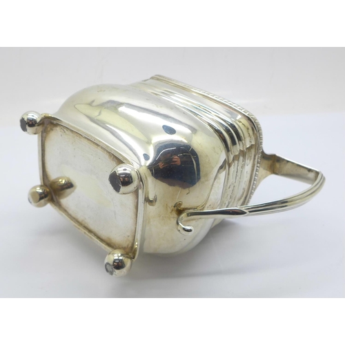 832 - A silver cream jug, 180g