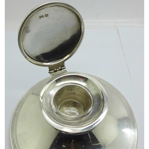 848 - A George V silver captain's inkwell by Walker & Hall, Sheffield 1928, with engraved initialled hinge... 