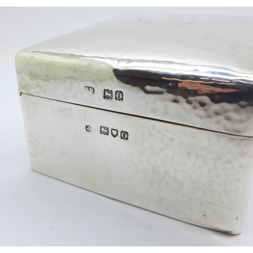 850 - A hammered silver cigarette box, stamped Hamilton & Inches, Edinburgh, London 1909, a/f