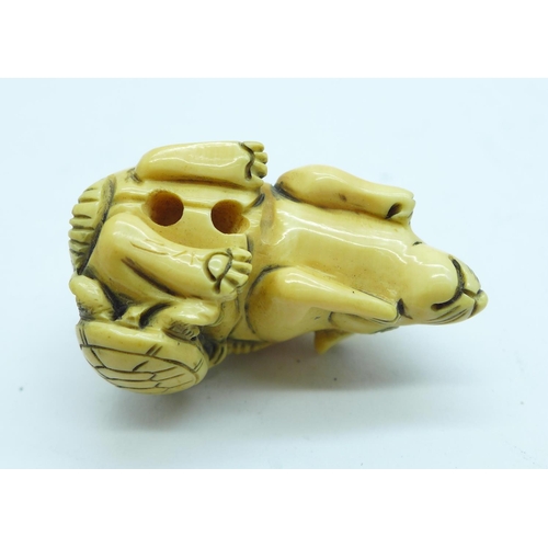 860 - A carved ivory netsuke of a rat with tortoise