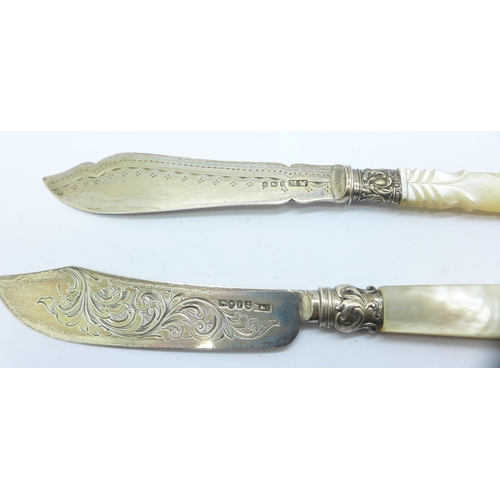 862 - Two butter and fish knives with silver blades and mother of pearl handles