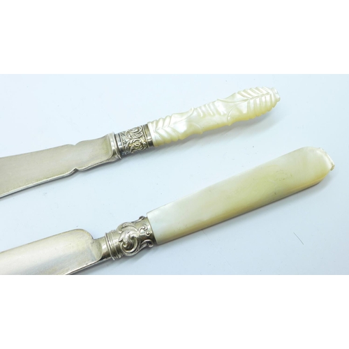 862 - Two butter and fish knives with silver blades and mother of pearl handles