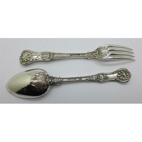 869 - A silver Queen's pattern christening set, cased, 124g