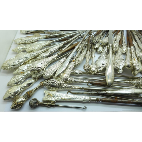 896 - A large collection of silver handled button hooks, etc., 2.6kg gross weight