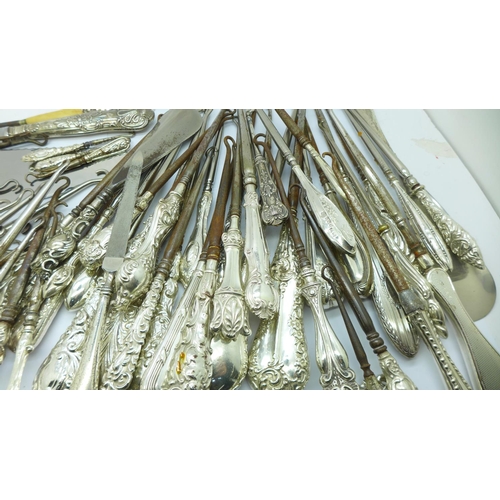 896 - A large collection of silver handled button hooks, etc., 2.6kg gross weight