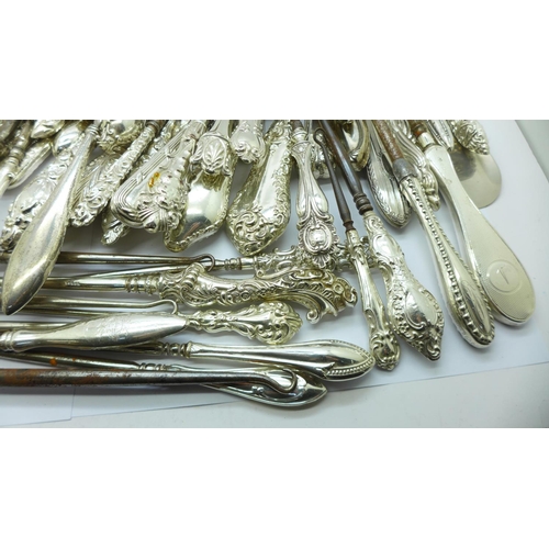 896 - A large collection of silver handled button hooks, etc., 2.6kg gross weight