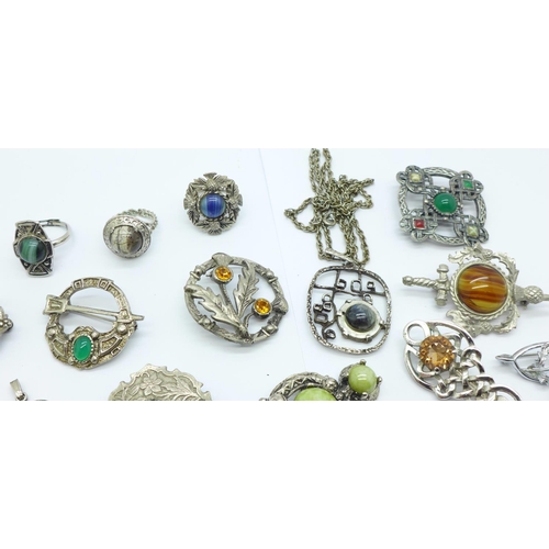 902 - A collection of Scottish jewellery including brooches, rings and pendants