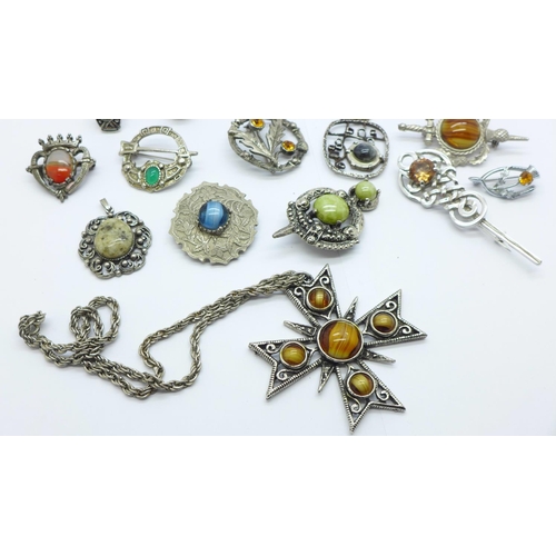 902 - A collection of Scottish jewellery including brooches, rings and pendants