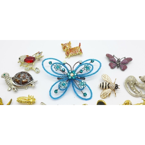 904 - Twenty-two insect and animal brooches