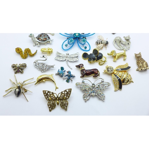 904 - Twenty-two insect and animal brooches