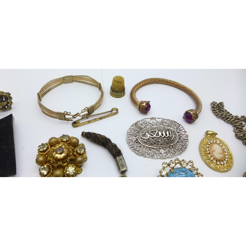 908 - Jewellery including a 9ct back and front locket, rolled gold and hat pins