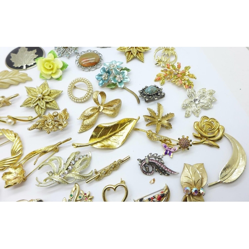 912 - Fifty brooches