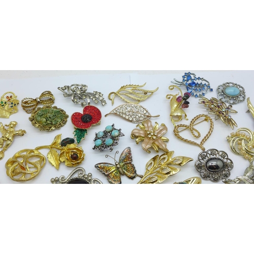 915 - Fifty brooches