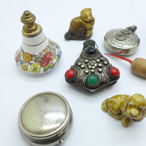 916 - A trinket box, scent bottles, etc.