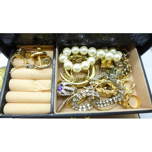 926 - A jewellery box with costume jewellery