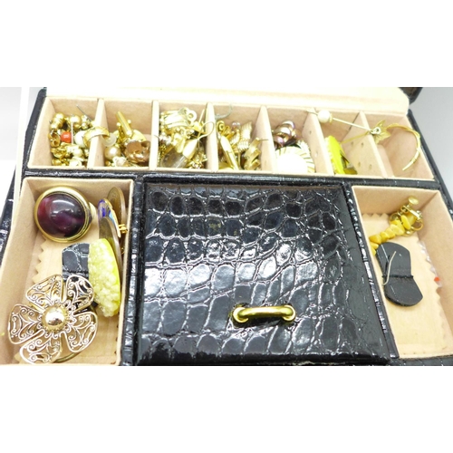 926 - A jewellery box with costume jewellery