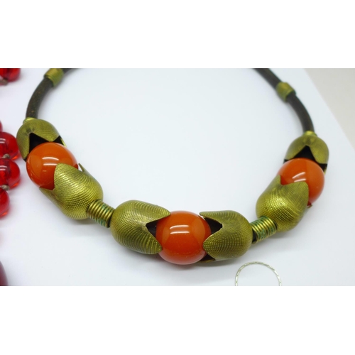 929 - Assorted necklaces including agate