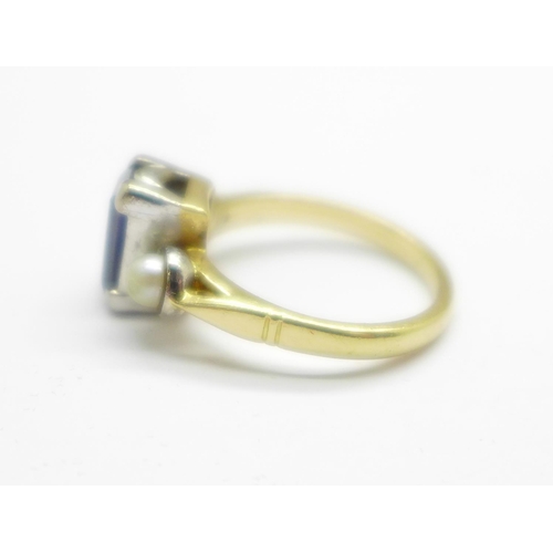 935 - An 18ct gold, blue stone and pearl ring, 4.1g, J