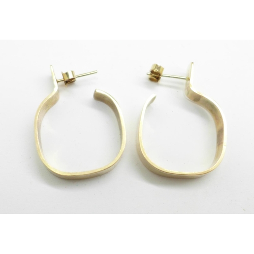 941 - A pair of 9ct gold earrings, 7.3g