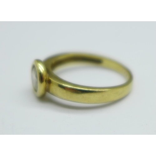 943 - A 9ct gold and white stone ring, 2.7g, M/N