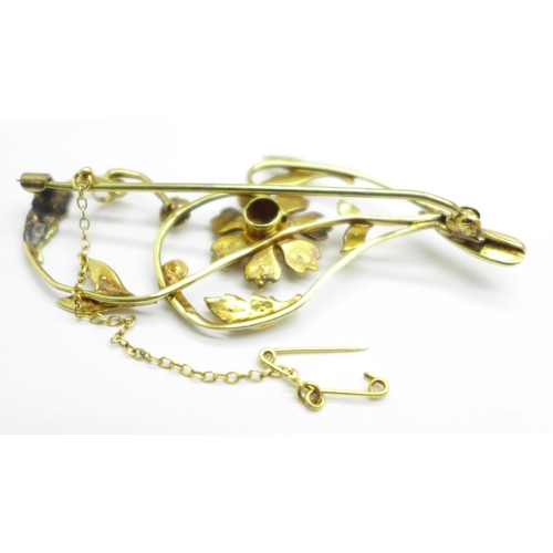 957 - A 9ct gold garnet and seed pearl leaf brooch, a/f, 6g