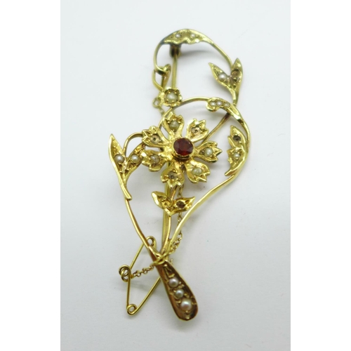 957 - A 9ct gold garnet and seed pearl leaf brooch, a/f, 6g